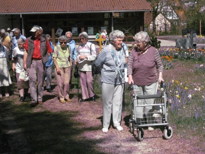 Besuch auf dem Gönninger Tulpenfriedhof und auf dem Roßberg, April 2010