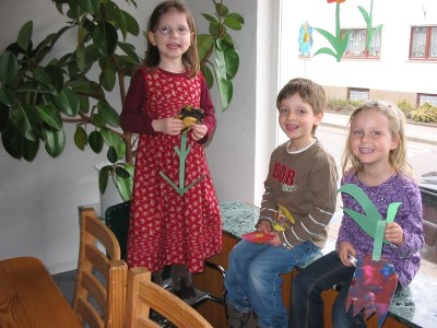 Kindergarten Starennest schmückt die Fenster, März 2009