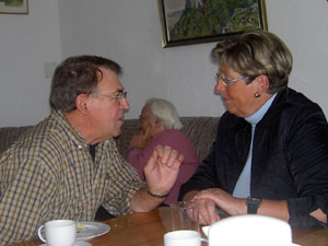 Besucher im angeregten Gespräch